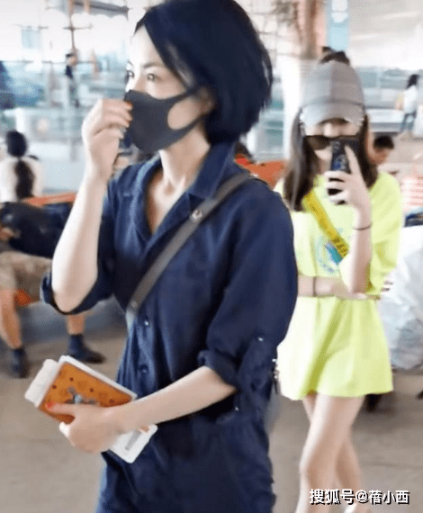 身材|王菲带二女儿李嫣走机场，又现简约穿搭，李嫣比妈妈更“佛系”