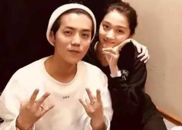 没分手!关晓彤完工后与妈妈同返鹿晗家中