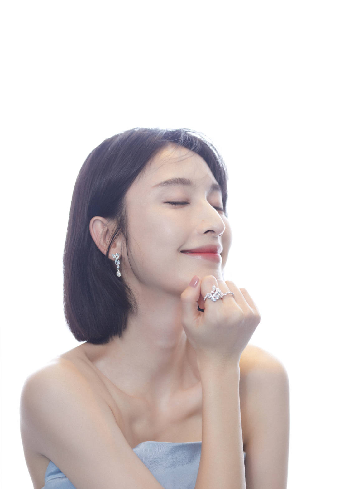黑色|35岁张俪真放得开，穿抹胸裙撩裙摆秀长腿，锁骨窝深得可以养鱼！