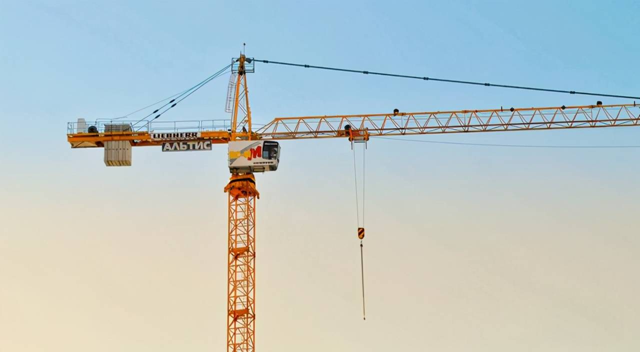 一直以来都是高风险的一个职业,他们在高空中驾驶塔吊,辛苦又危险