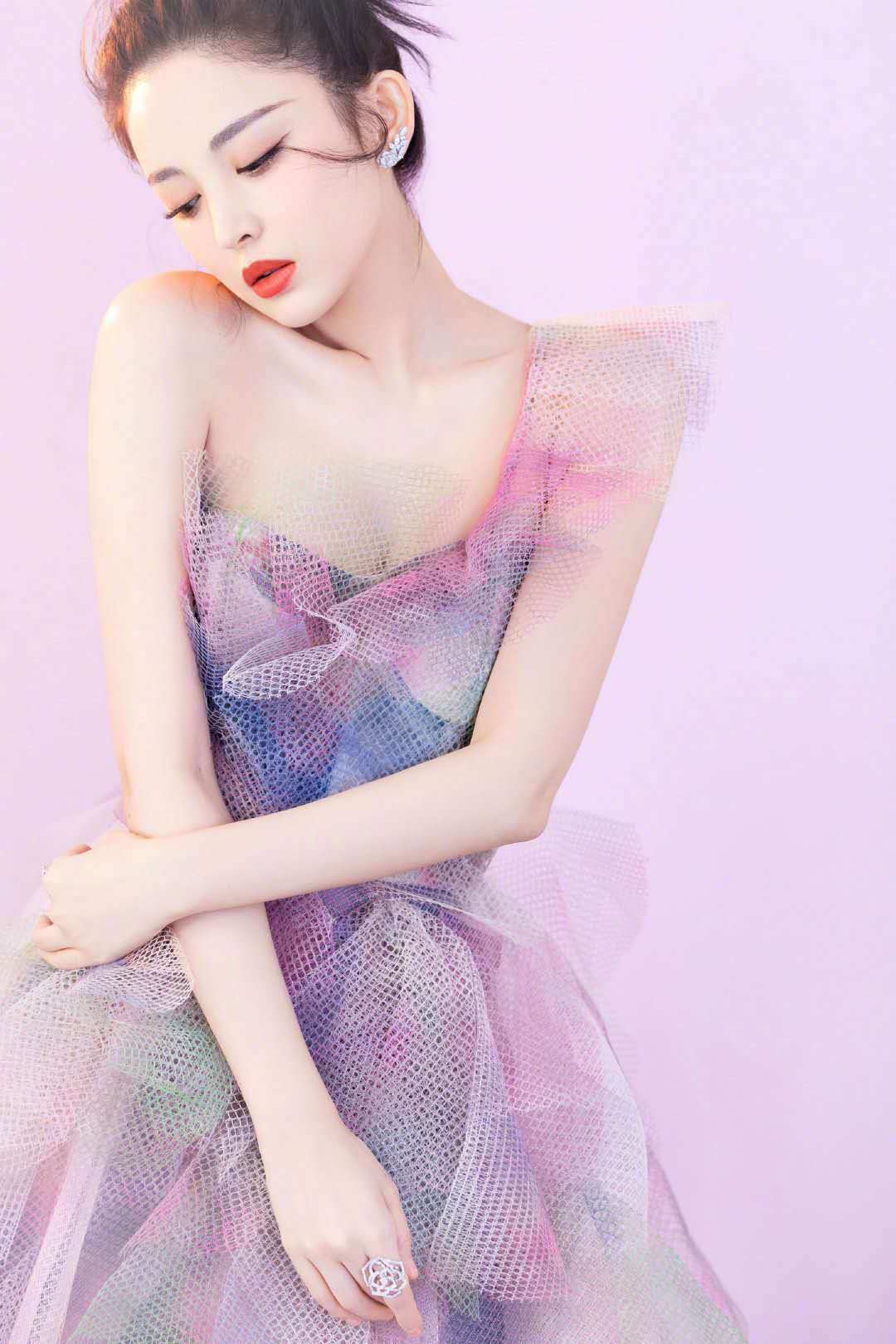 网友|古力娜扎花仙子长裙,粉嫩系搭配丸子头!网友:这身材,我爱了!