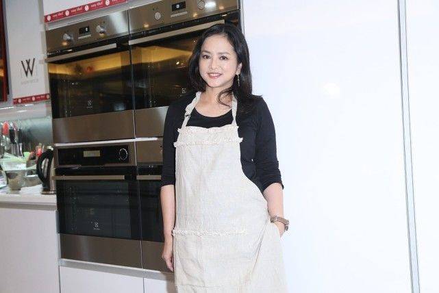 叶蕴仪出席活动脸胖身子圆的身姿确实没亮点全靠富婆气息撑着