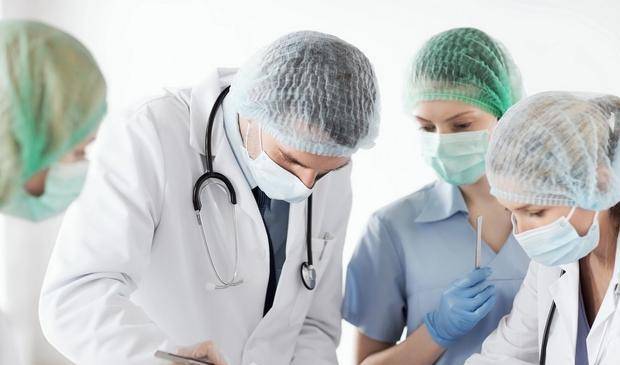 因为|22岁妈妈不听老人劝，产后第二天洗澡，半夜浑身难受开灯后吓哭