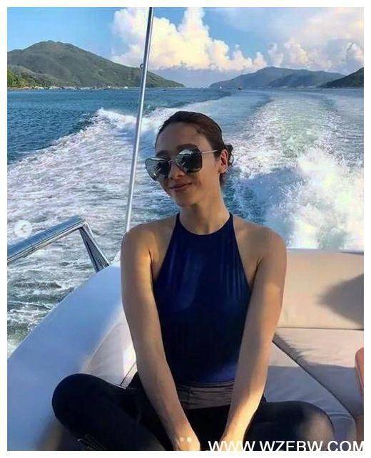 黎姿越|黎姿越老越真实，穿百褶裙踩拖鞋，优雅的老去反倒比很多人漂亮！