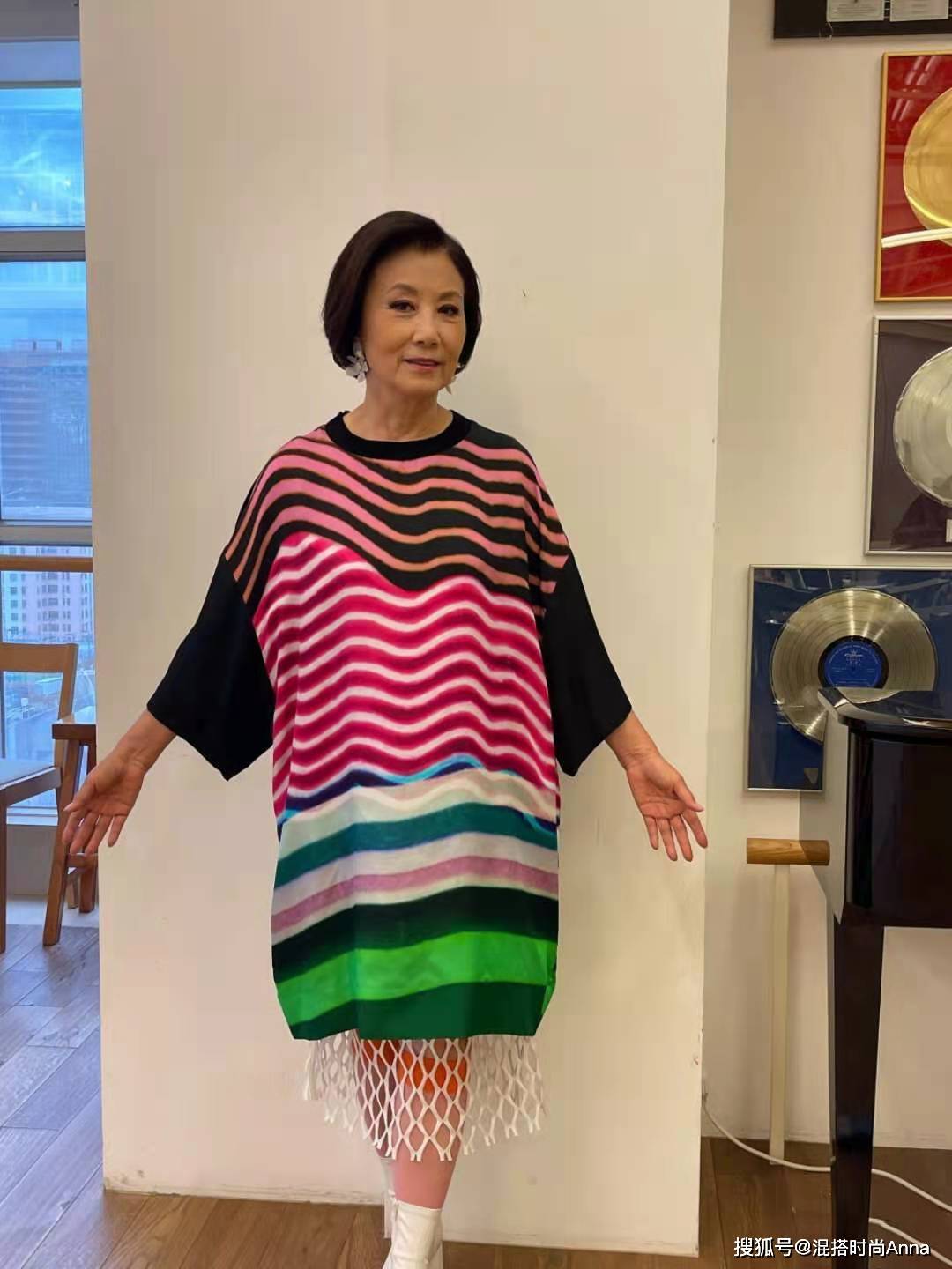 73岁汪明荃穿彩虹衣配渔网裙,元气满满又时髦,被赞"最潮奶奶"