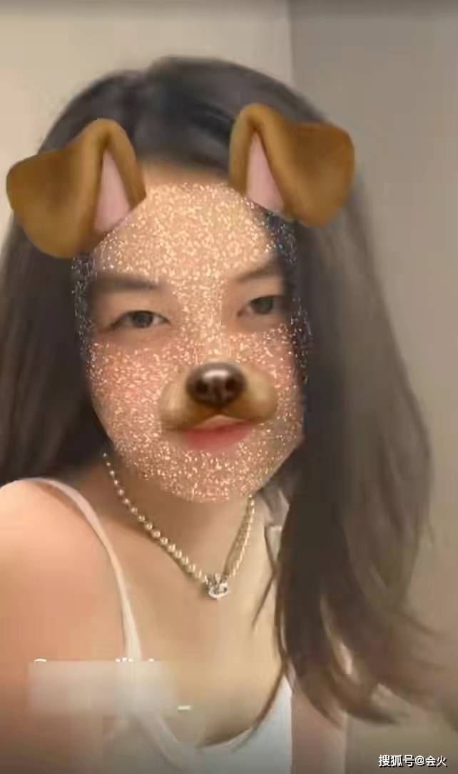 背心|王菲15岁女儿参加聚会被拍！穿吊带背心秀好身材，四肢纤细皮肤白