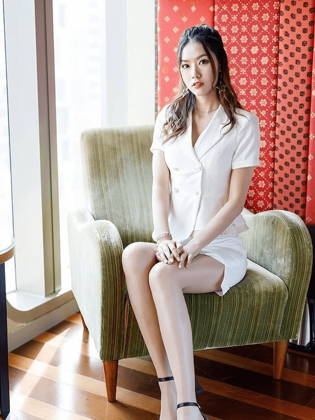 短裙|白色的西装外套+短裙很通勤时尚，搭配一双高跟鞋，气质优雅大方