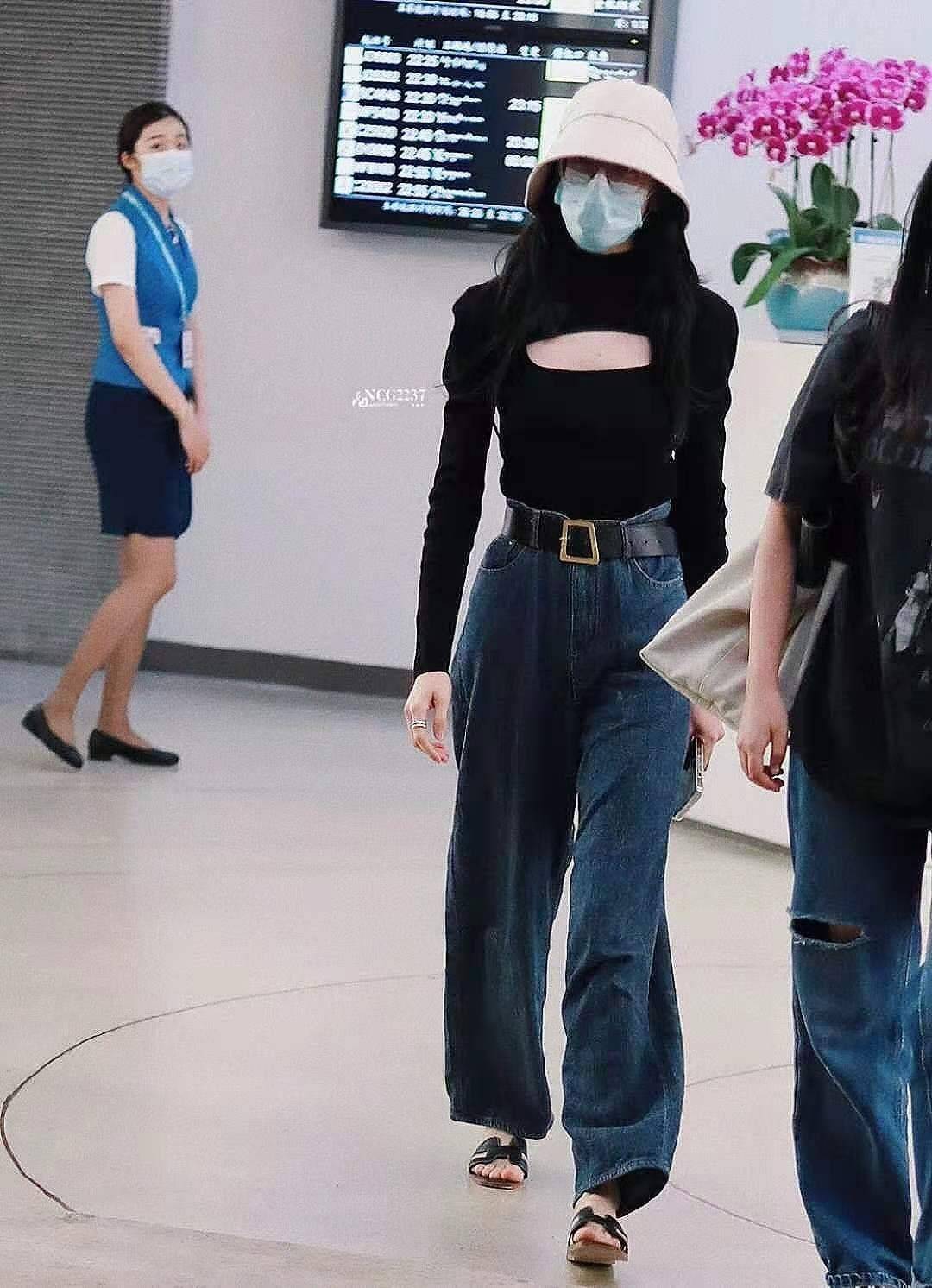 迪丽热巴瘦成纸片人一根皮带勒出蚂蚁腰后背蝴蝶骨突出明显