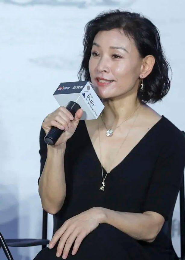 黑色|59岁陈冲打扮前卫，穿深v裙凸显妩媚，一点也不服老