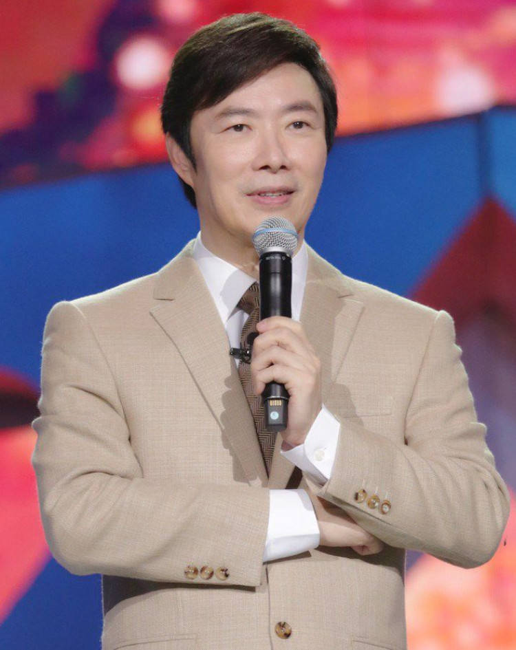 岁月是把杀猪刀 发哥和刘德华都老了 他60岁却像岁小伙 年龄