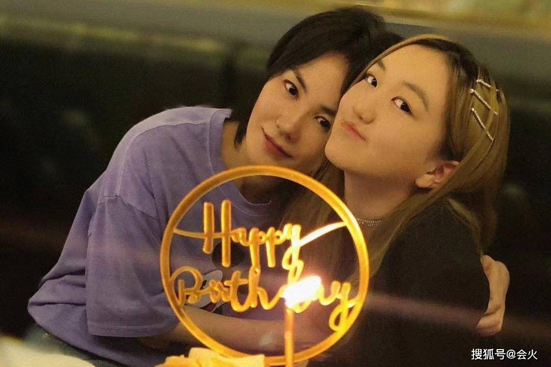 背心|王菲15岁女儿参加聚会被拍！穿吊带背心秀好身材，四肢纤细皮肤白