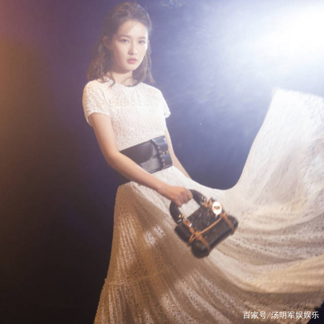 仙女|“妖精”还是“仙女”？李沁演绎长裙魅力，男生们还承受得住？