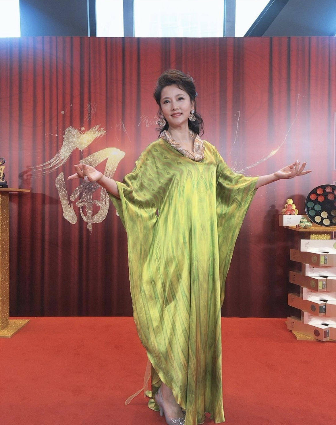 原创何赛飞穿出了东方美精髓大红色暗纹旗袍古典温婉端庄高贵