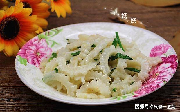 这苦瓜通透如白玉, 苦味略少, 热量极低, 这么炒孩子特喜欢