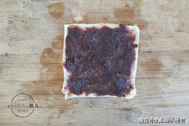 面包|吐司剩了没人吃？加2个香蕉再来点豆沙，煎一煎香甜松软，好吃！