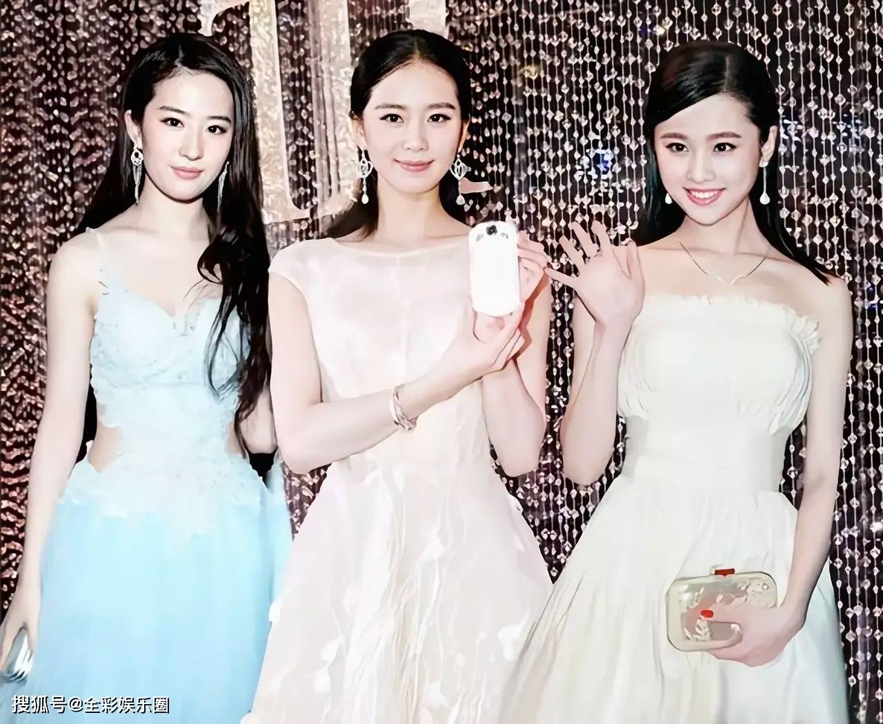 三个女人一台戏三个女明星在一起是有人成为背景板还是一起美