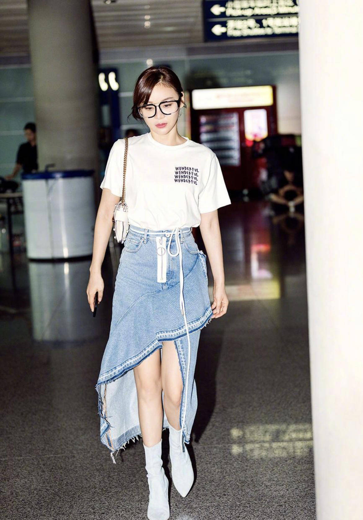 原创唐嫣真懂秀身材t恤配牛仔半身裙青春靓丽竹竿腿好惹眼