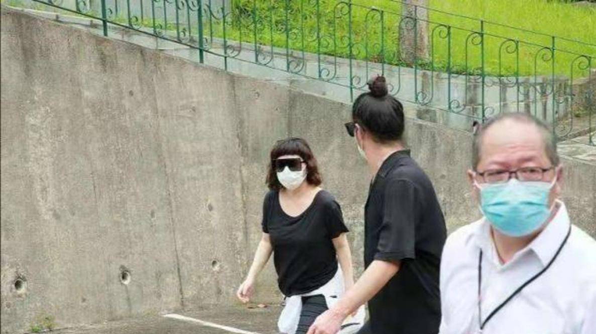 何超盈|赌王下葬现场，三太露面被多人搀扶，何超琼满头白发老太快！