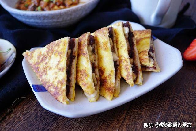 面包|吐司剩了没人吃？加2个香蕉再来点豆沙，煎一煎香甜松软，好吃！