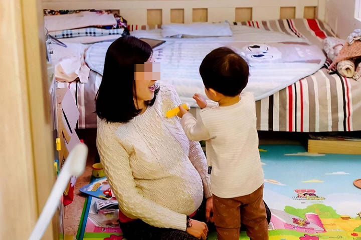 生活|18岁哥哥与2岁妹妹争吵，妈妈本想责怪，却被妹妹的一个举动化解