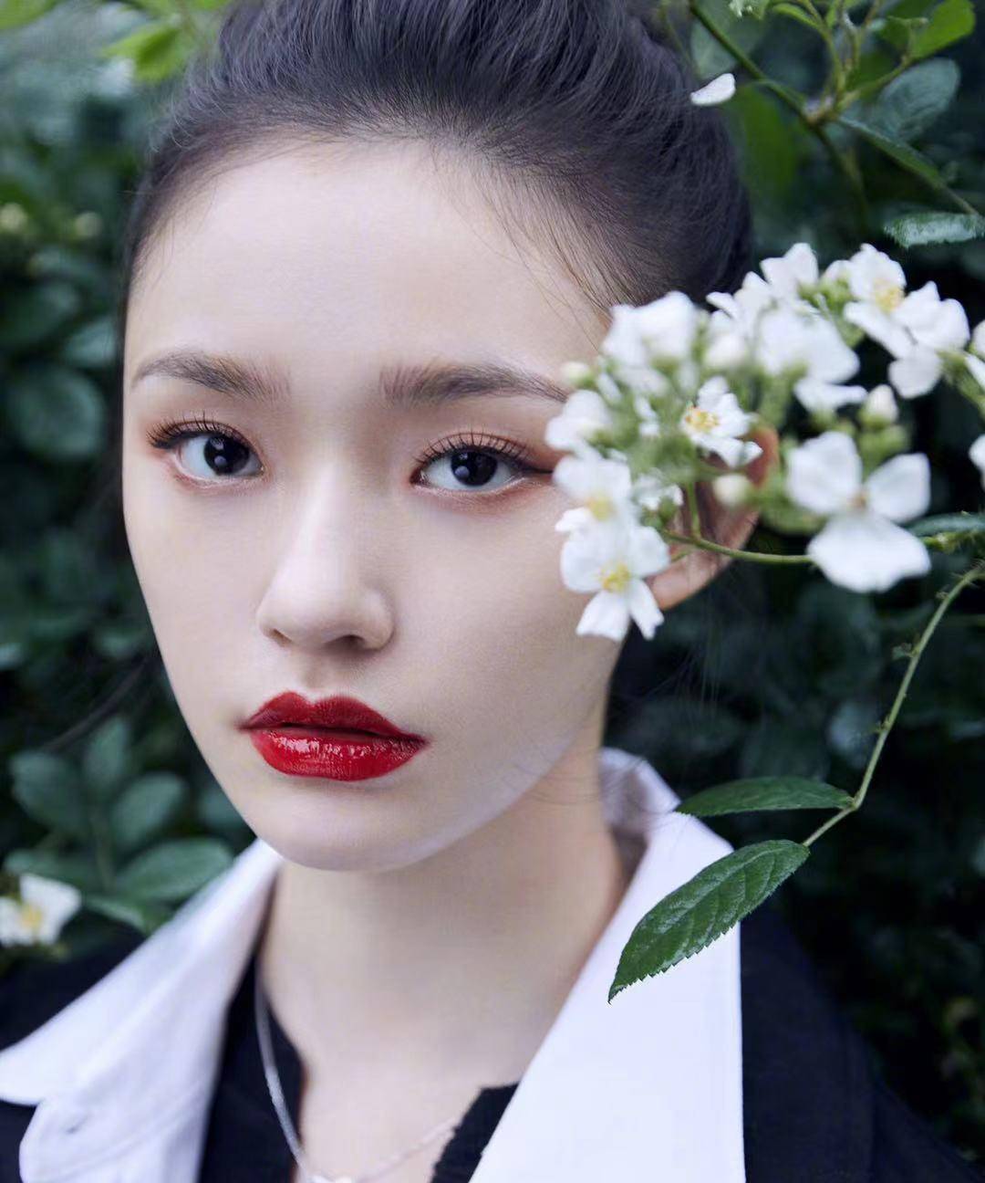 林允和歌手颜人中恋情疑被曝光,一起打球回家,怎么认识得很好奇