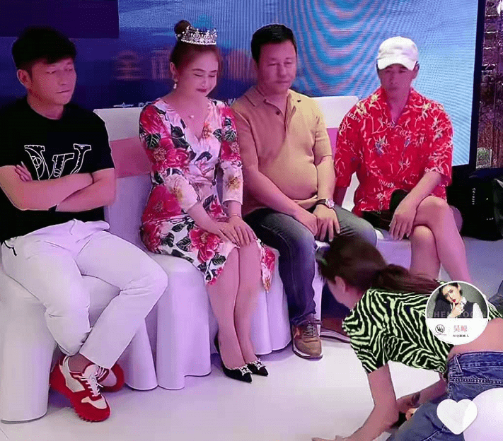 巨型玫瑰需三人抬,女徒弟现场下跪磕响头_王小宝