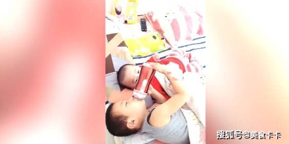 什么|哥哥边喝奶边哄弟弟睡觉，弟弟却一脸的羡慕，网友：分一口吧