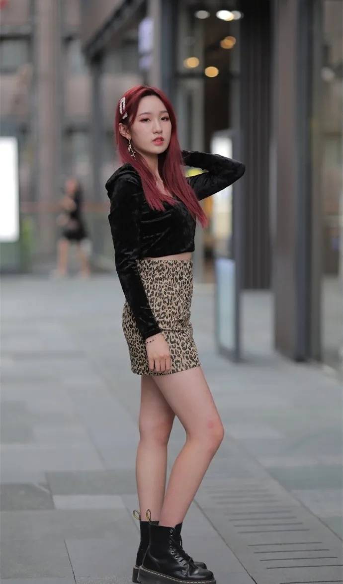 上装|怎样穿出清新的少女感？时尚半身裙配短款上衣，优雅迷人又青春