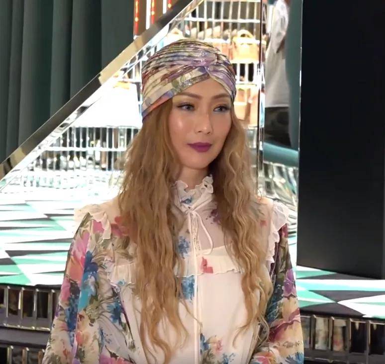 花花|港星出席时尚活动：郑秀文像花花蝴蝶，徐濠萦染金发显非主流