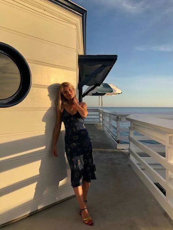 仙女|别再穿高跟鞋了，穿仙女裙＋平底鞋的你，时髦炸！