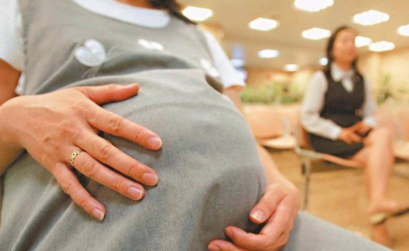 生下|“妈老了，7岁的弟弟交给你了”，34岁女儿连怼三句，妈妈痛哭