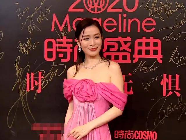 花花|港星出席时尚活动：郑秀文像花花蝴蝶，徐濠萦染金发显非主流