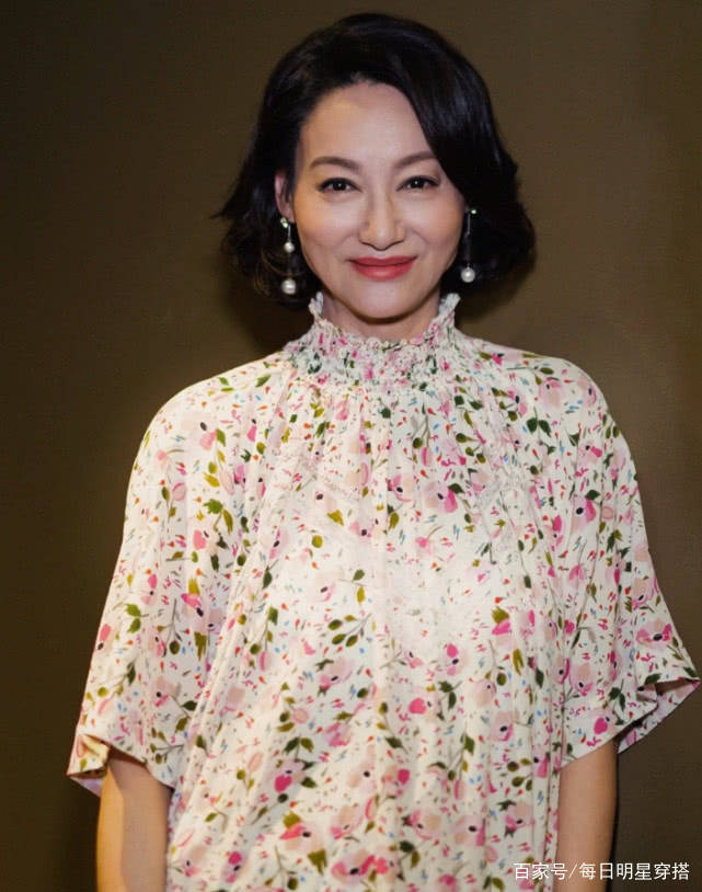 因为|一知名女星被造型师“坑”了，59岁还穿少女裙，不料穿成1米5