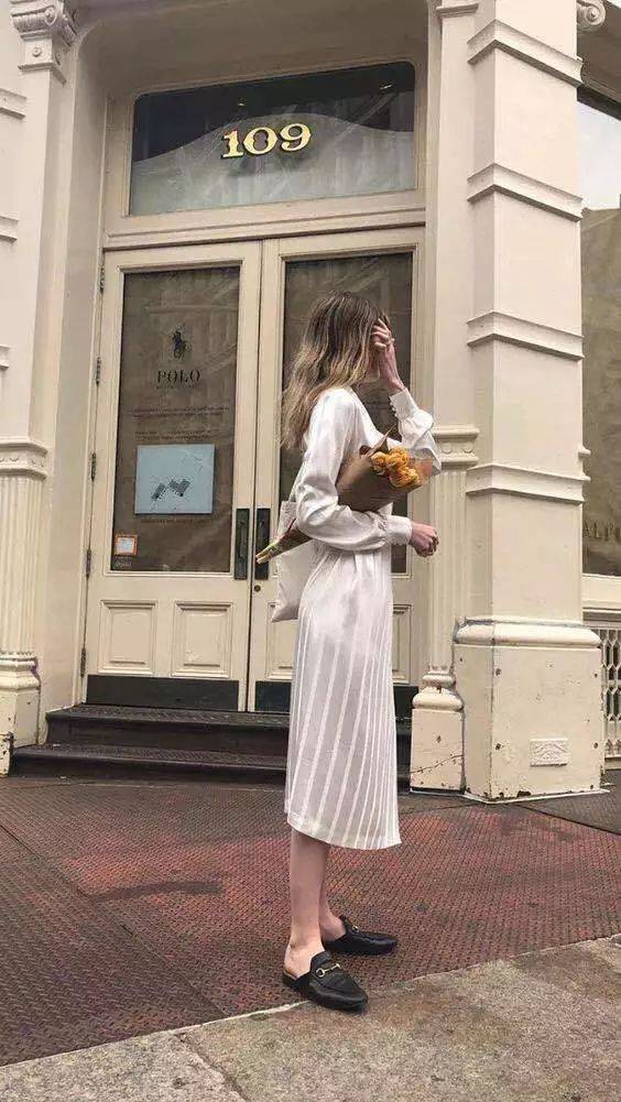 仙女|别再穿高跟鞋了，穿仙女裙＋平底鞋的你，时髦炸！