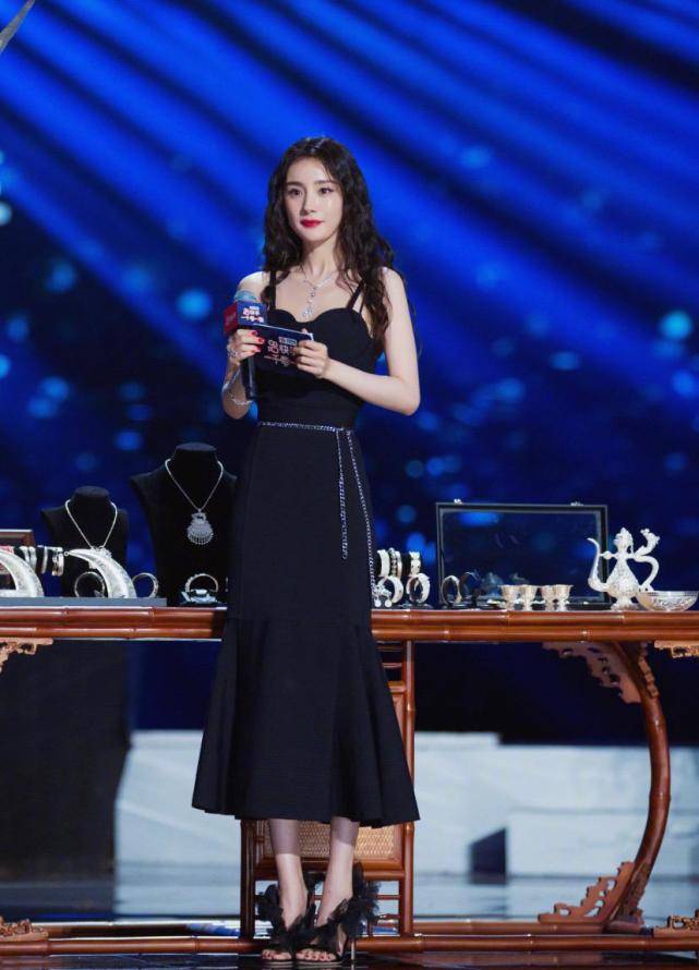 上半身|杨幂的时尚感真的好，穿小黑裙配红唇洋气，钻石腰带够惹眼