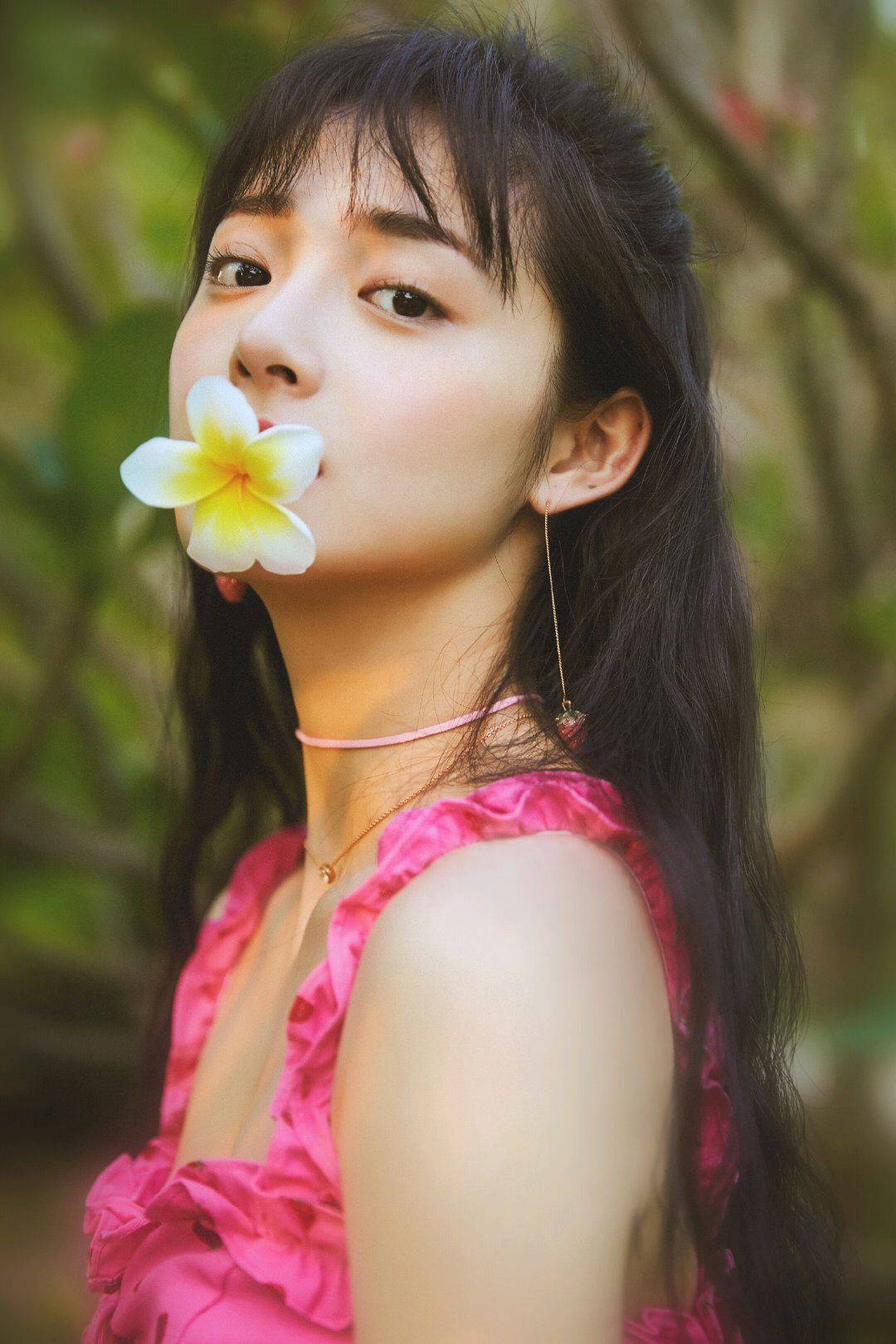 感觉|周洁琼暴露年轻女艺人肌肤问题？穿白色一字肩长裙，肤色差距太大