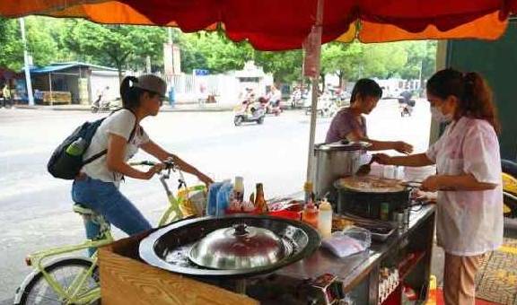 什么|富士康打工妹: 我一个月有四五千! 门口卖早餐的大妈表示不服