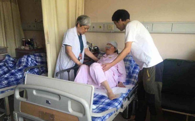 生下|“妈老了，7岁的弟弟交给你了”，34岁女儿连怼三句，妈妈痛哭