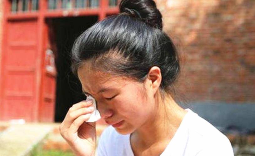 生下|“妈老了，7岁的弟弟交给你了”，34岁女儿连怼三句，妈妈痛哭