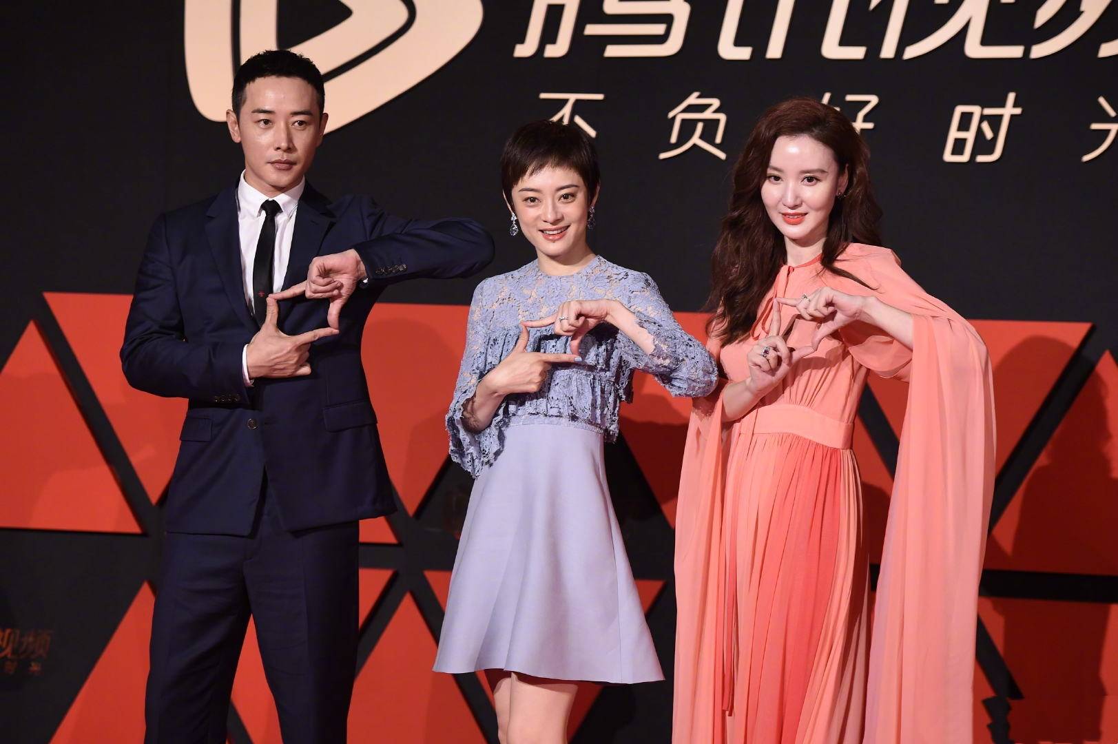 好身材|压轴走红毯，孙俪一袭荷叶蓝裙终于不低调，气场却输张萌红斗篷裙