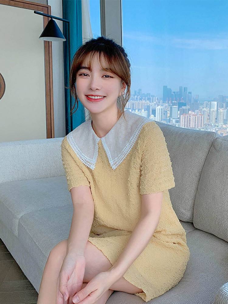 衣领|比碎花裙还要减龄的裙子，衣领的设计往往很重要