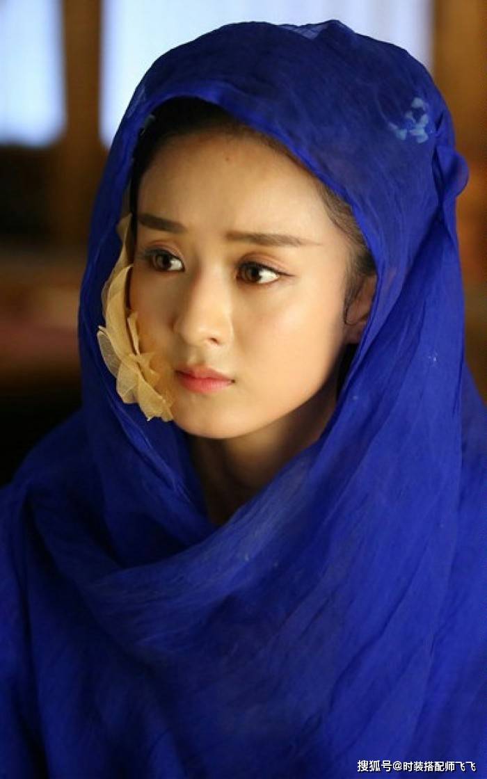 赵丽颖|不要误以为是暖皮就可以随便穿暖色,其实还有细分,穿错容易显老