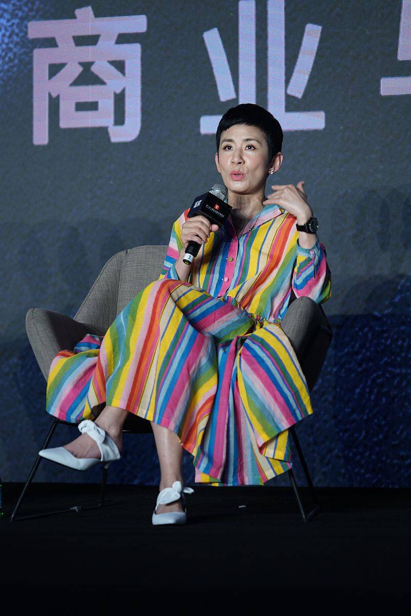 整体|被吴君如的好气质折服，穿彩虹条连衣裙也优雅气质，真不像54岁