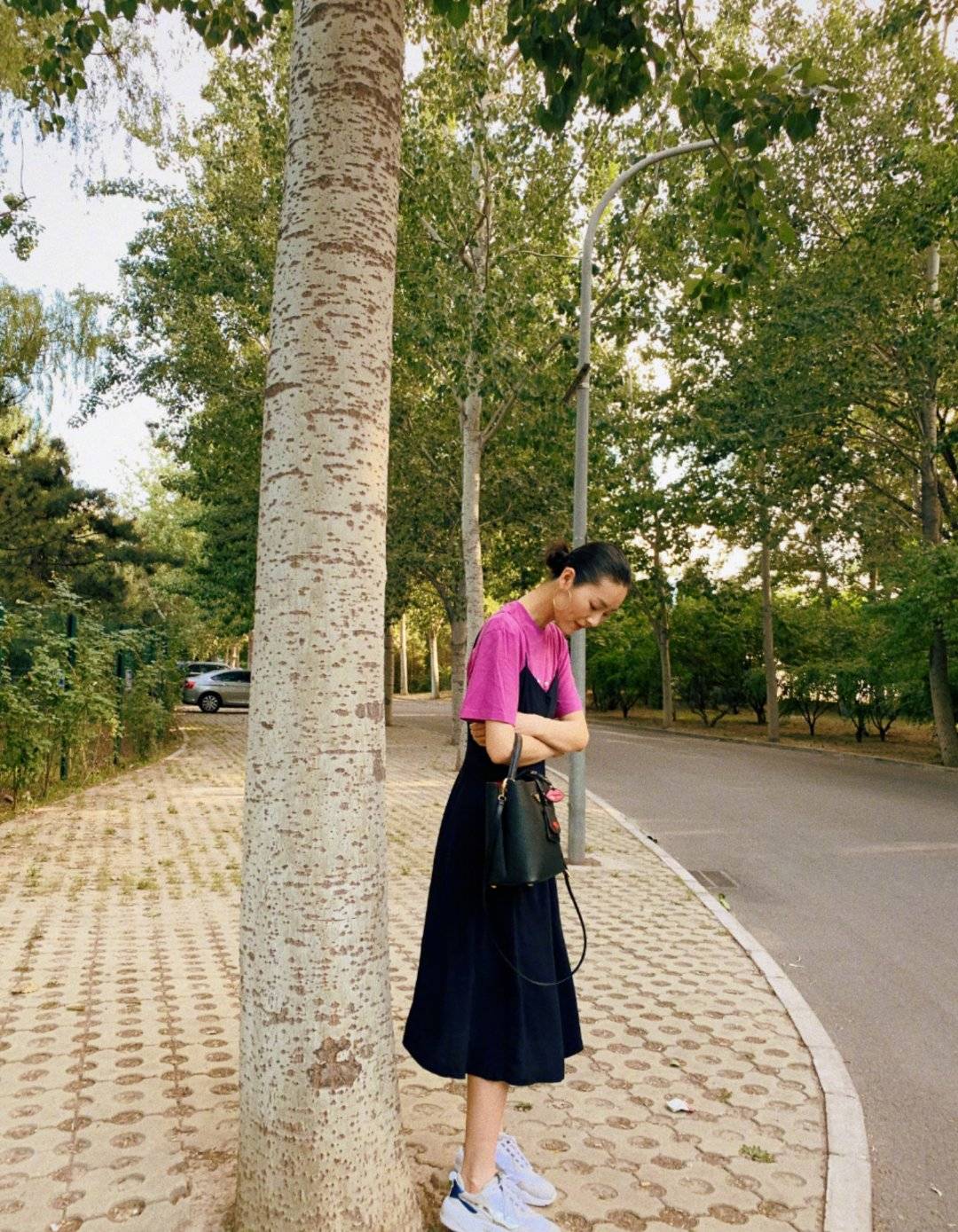 欧美大|刘雯夏季出游晒“无修图”，芭比粉T恤搭黑色吊带裙，显高挑身材