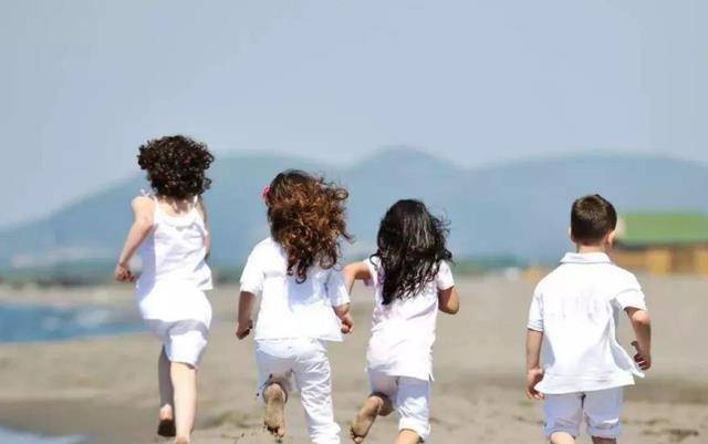 小孩|资历深的幼师告诉你：第一天上幼儿园不哭的小孩，出于这4种家庭