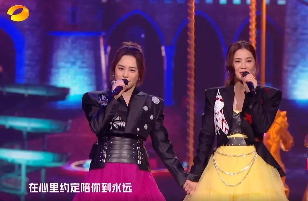 花花|港星出席时尚活动：郑秀文像花花蝴蝶，徐濠萦染金发显非主流