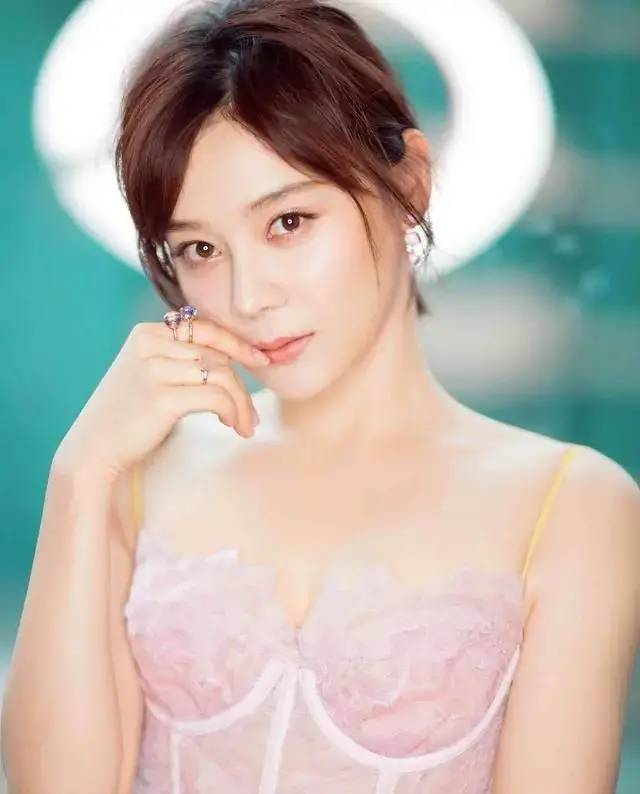 因为|Lisa跟小松菜奈架构一毛一样，气质差异是因为五官更分散？