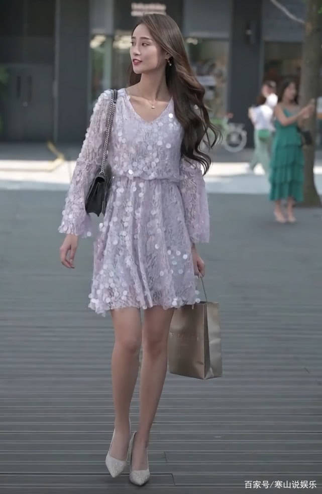 漂亮|碎花裙该扔了，当下流行“水滴裙”，女生出门必备，显高又抢镜！