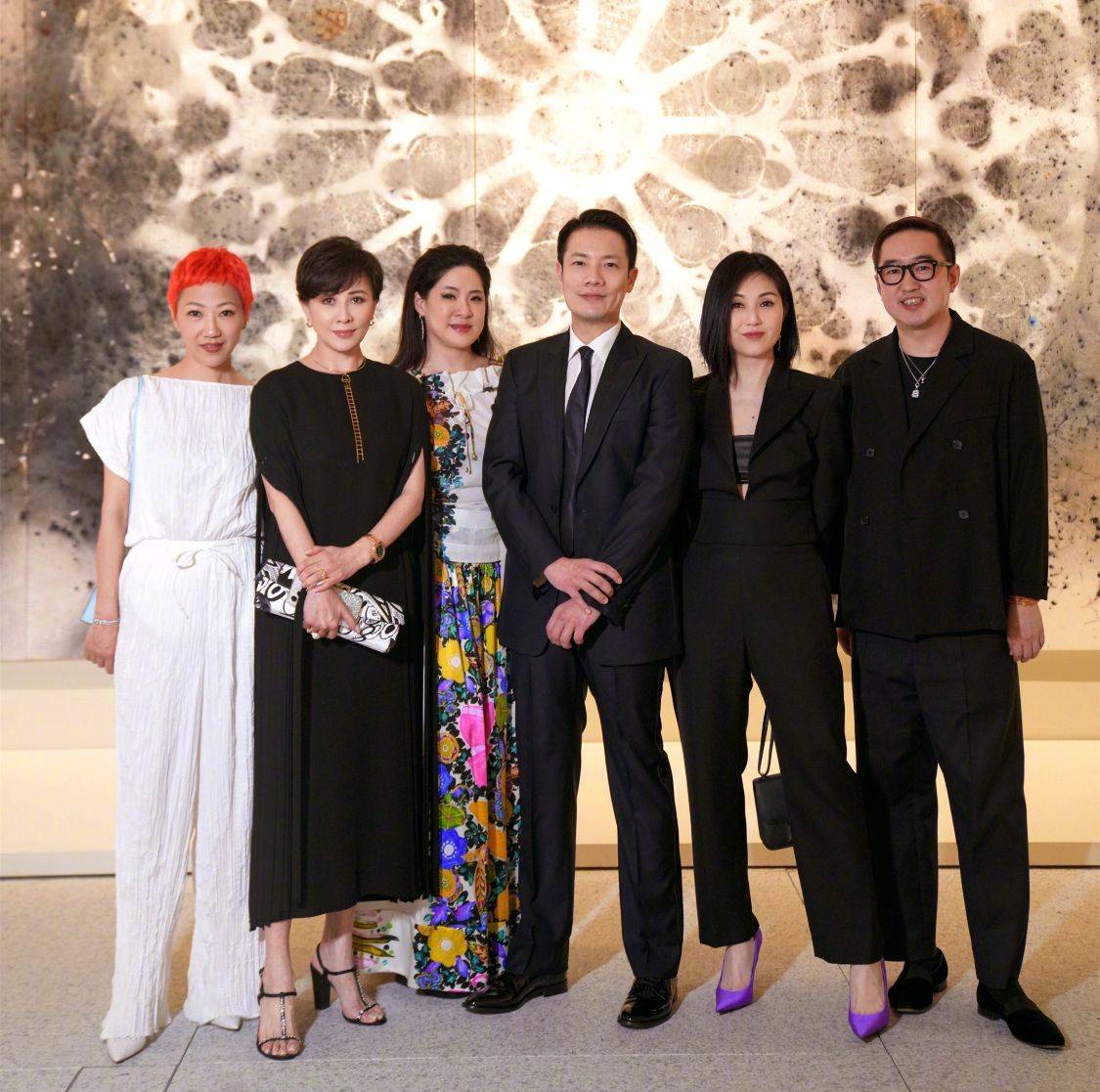 黑色|刘嘉玲参加美术馆开幕,跟富婆合影靠边站,但状态比年轻人还好!