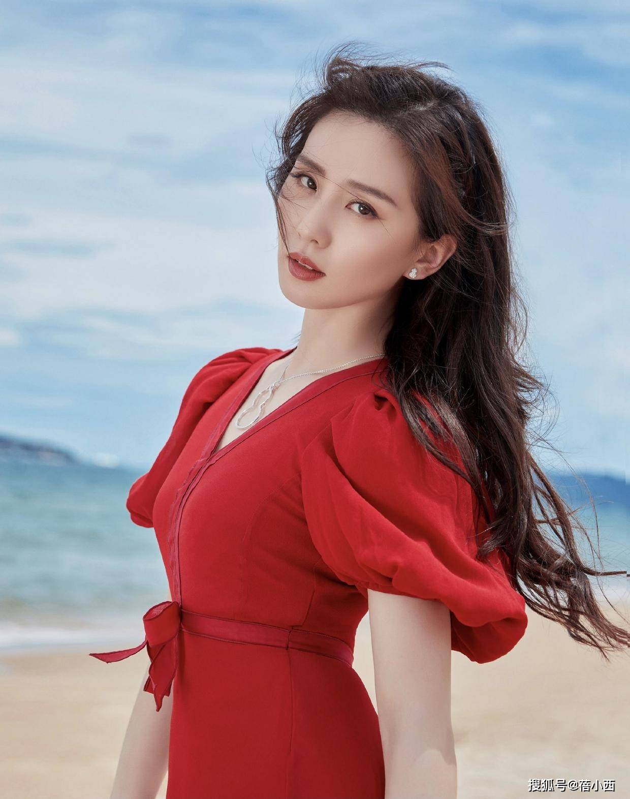 徐子淇|徐子淇满身阔太气质，连普通的小红裙都穿出了名媛范，气场开挂